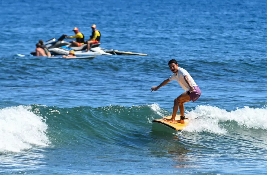 Surfeur filmé pendant un cours d'analyse vidéo à La Réunion, jet-ski de sécurité en arrière-plan