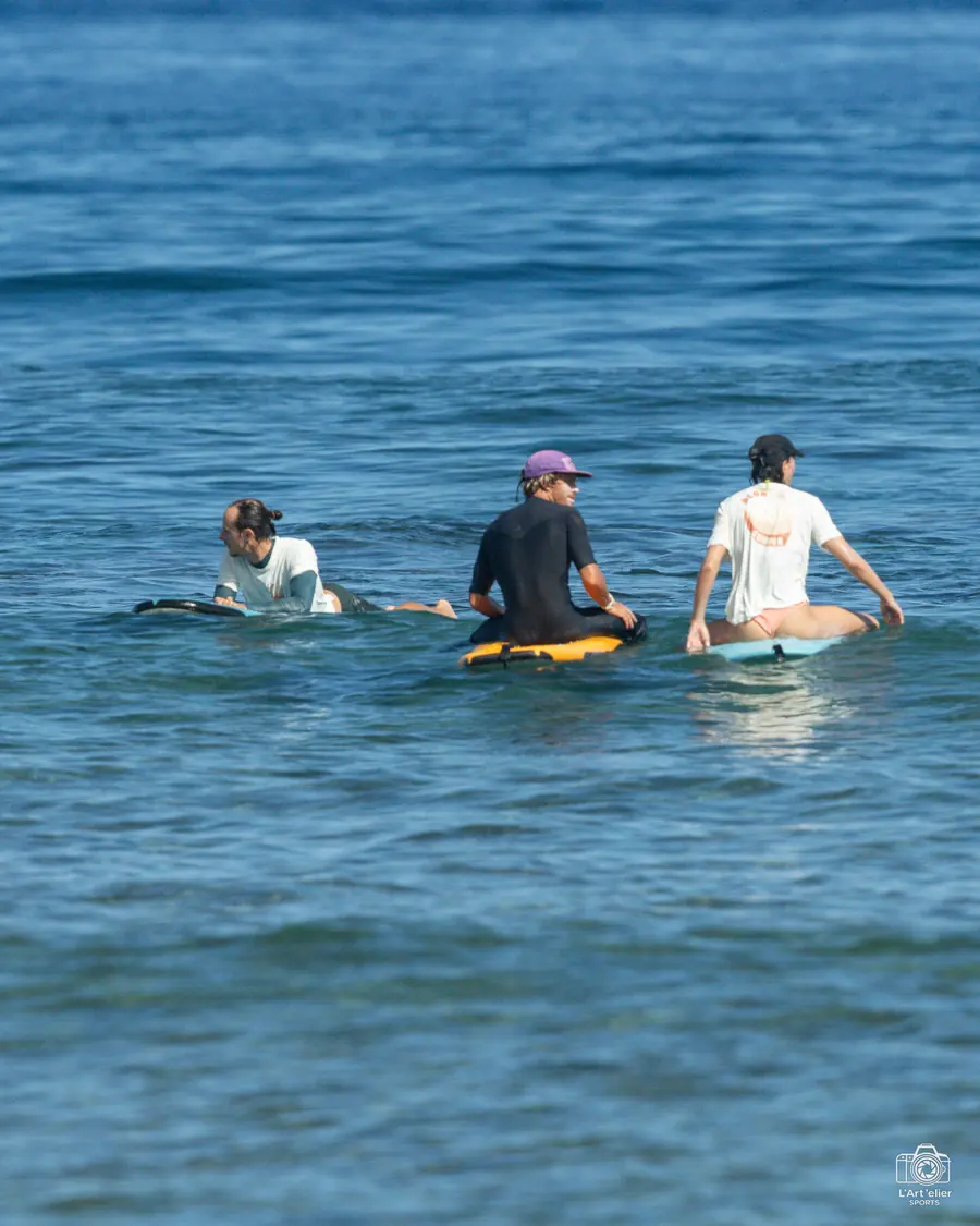 Cours collectif de surf à La Réunion, en petit groupe